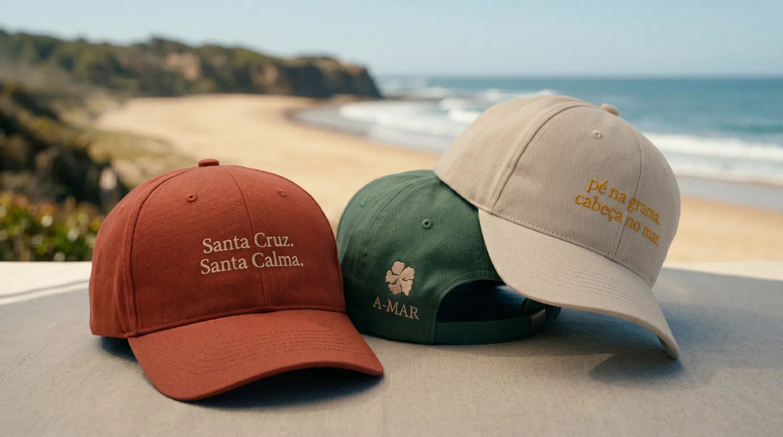 Bonés — Santa Cruz. Santa Calma. / A-MAR / pé na grama. cabeça no mar.